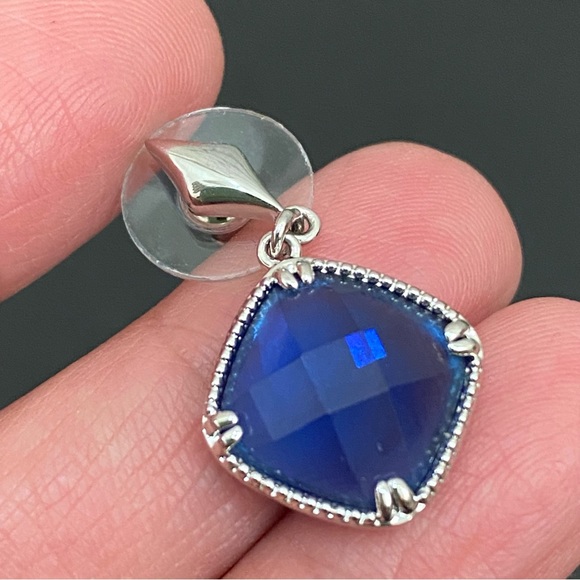 Unsigned Rounded Square-shaped Blue Faceted Crystal Earrings - Picture 10 of 13